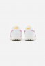 Nike Sportswear DAYBREAK Sneaker low white/atomic pink/university gold DAYBREAK Низкие кроссовки женские белый/атомно-розовый/университетское золото