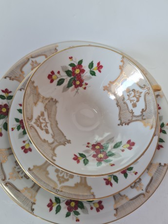 Чайное трио винтажное Bavaria с обильным позолоченным узором и букетами цветов, ручная роспись, фарфор, Германия, 1960-70гг.