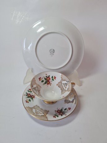 Чайное трио винтажное Bavaria с обильным позолоченным узором и букетами цветов, ручная роспись, фарфор, Германия, 1960-70гг.