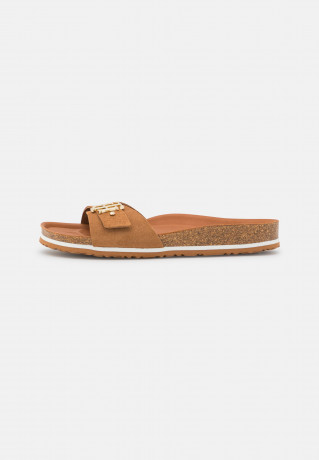 Tommy Hilfiger MOLDED FOOTBED FLAT  Mules summer cognac ПЛАТФОРМА С ФОРМОВАННЫМИ СТУПИЦАМИ Мюли летний коньяк