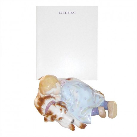 Meissen Meissen  'Figur bunt und gold staffiert' Kind auf Hund schlafend mit Zertifikat 18x16x8 cm Мейсен "фигурка красочная и украшенная золотом" ребенок спит на собаке с сертификатом 18x16x8 см