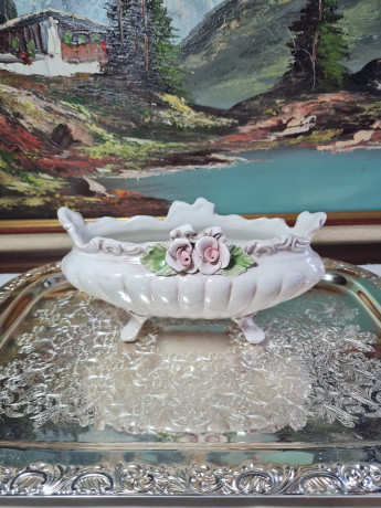 Фруктовница винтажная Bassano большая, на ножках, украшенная цветами, керамика, 22 х 10.5 см, Италия, 1960-70гг.