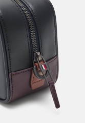 Tommy Hilfiger MODERN WASHBAG UNISEX Wash bag colour block MODERN WASHBAG UNISEX Мешок для стирки цветные блоки