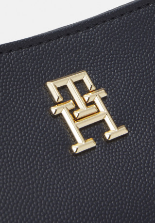 Tommy Hilfiger TIMELESS CHAIN CROSSOVER Across body bag space blue TIMELESS CHAIN ??CROSSOVER Сумка через плечо космический синий