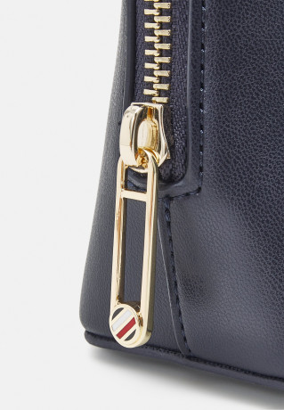 Tommy Hilfiger ICONIC WASHBAG Wash bag space blue ICONIC WASHBAG Сумка для стирки космический синий