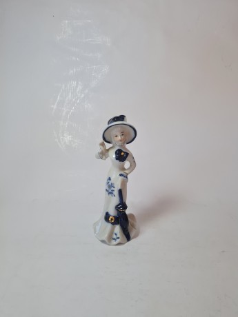 Винтажная фарфоровая статуэтка с позолотой "Леди в бело-сине платье с зонтиком", 17см x 6см, Германия, 1960-70гг.