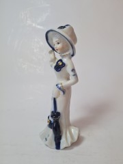 Винтажная фарфоровая статуэтка с позолотой "Леди в бело-сине платье с зонтиком", 17см x 6см, Германия, 1960-70гг.