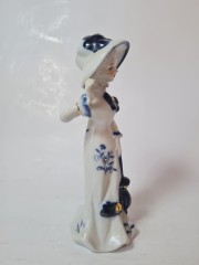 Винтажная фарфоровая статуэтка с позолотой "Леди в бело-сине платье с зонтиком", 17см x 6см, Германия, 1960-70гг.