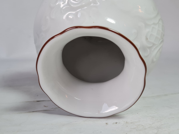 Вазы винтажные Seltmann Weiden с объемным декором и золотой каймой, фарфор, 2 шт.,10 x 8,5 см, Германия, 1960-70гг.