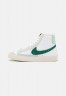 Nike Sportswear W BLAZER MID 77 Sneaker high summit white/gorge green/light silver/honeydew/moon fossil/light orewood brown W BLAZER MID 77 Высокие кроссовки женские вершина белый/зеленое ущелье/светло-серебристый/медвяная роса/лунная ископаемая/светло-ко