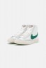 Nike Sportswear W BLAZER MID 77 Sneaker high summit white/gorge green/light silver/honeydew/moon fossil/light orewood brown W BLAZER MID 77 Высокие кроссовки женские вершина белый/зеленое ущелье/светло-серебристый/медвяная роса/лунная ископаемая/светло-ко