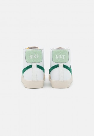 Nike Sportswear W BLAZER MID 77 Sneaker high summit white/gorge green/light silver/honeydew/moon fossil/light orewood brown W BLAZER MID 77 Высокие кроссовки женские вершина белый/зеленое ущелье/светло-серебристый/медвяная роса/лунная ископаемая/светло-ко