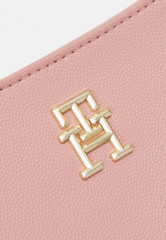 Tommy Hilfiger TIMELESS CHAIN CROSSOVER Across body bag soothing pink TIMELESS CHAIN ??CROSSOVER Сумка через плечо успокаивающий розовый