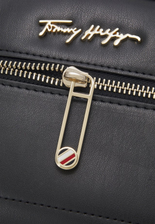 Tommy Hilfiger ICONIC CAMERA Across body bag black ICONIC CAMERA Сумка через плечо черный