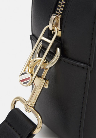 Tommy Hilfiger ICONIC CAMERA Across body bag black ICONIC CAMERA Сумка через плечо черный