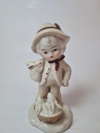 Echt Porzellan Taiwan Фарфоровая статуэтка "Мальчик в костюме с кроликами", ручная роспись, 13см x 7см, Германия, 1960-70гг.