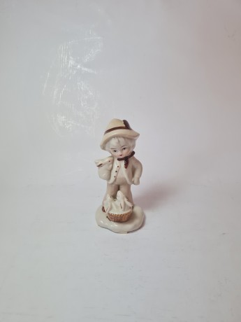 Echt Porzellan Taiwan Фарфоровая статуэтка "Мальчик в костюме с кроликами", ручная роспись, 13см x 7см, Германия, 1960-70гг.