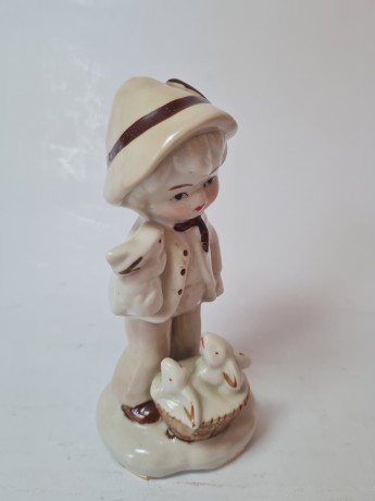 Echt Porzellan Taiwan Фарфоровая статуэтка "Мальчик в костюме с кроликами", ручная роспись, 13см x 7см, Германия, 1960-70гг.