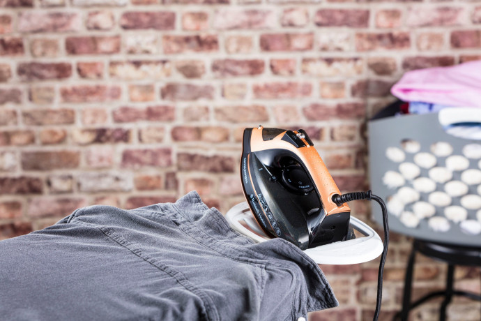 RUSSELL HOBBS RUSSELL HOBBS Dampfbugeleisen Copper Express 23975-56, 2600 W RUSSELL HOBBS Паровой утюг Copper Express 23975-56, 2600 Вт