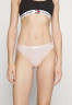 Tommy Hilfiger THONG 3 PACK Thong pink/feather white/desert sky НАБОР 3 КОМПЛЕКТА ТРЕНАЖЕЙ Стринги розовый/перо-белый/небо пустыни
