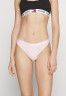 Tommy Hilfiger THONG 3 PACK Thong pink/feather white/desert sky НАБОР 3 КОМПЛЕКТА ТРЕНАЖЕЙ Стринги розовый/перо-белый/небо пустыни