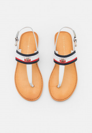 Tommy Hilfiger CORPORATE FLAT T-bar sandals ecru CORPORATE FLAT Сандалии с Т-образной перемычкой экрю