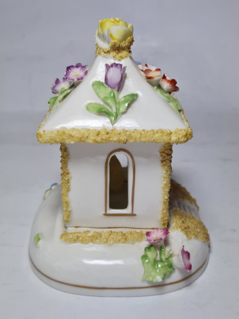 Coalport Fine Bone China England Фарфоровый летний домик с цветочным декором, 11 x 8,5 см, Англия, 1960-70гг.