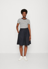 Tommy Hilfiger SLIM GOLD C-NK SS Print T-shirt white/desert sky SLIM GOLD C-NK SS Футболка с принтом белое/пустынное небо