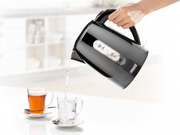 PRINCESS PRINCESS Wasserkocher Wasserkocher, Dank 360-Grad-Sockel fur Links- und Rechtshander gleichermassen geeignet  Чайник PRINCESS, подходит как левшам, так и правшам благодаря основанию на 360 градусов.