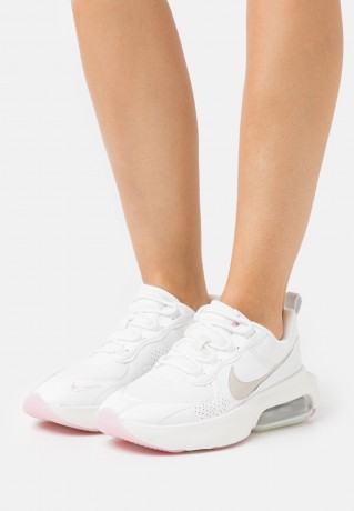 Nike Sportswear AIR MAX VERONA Sneaker low summit white/light orewood brown/fossil/light arctic pink/metallic summit white AIR MAX VERONA Низкие кроссовки женские вершина белого/светло-коричневый рудный лес/ископаемый/светло-арктический розовый/металлик в