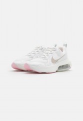 Nike Sportswear AIR MAX VERONA Sneaker low summit white/light orewood brown/fossil/light arctic pink/metallic summit white AIR MAX VERONA Низкие кроссовки женские вершина белого/светло-коричневый рудный лес/ископаемый/светло-арктический розовый/металлик в