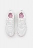 Nike Sportswear AIR MAX VERONA Sneaker low summit white/light orewood brown/fossil/light arctic pink/metallic summit white AIR MAX VERONA Низкие кроссовки женские вершина белого/светло-коричневый рудный лес/ископаемый/светло-арктический розовый/металлик в