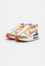Nike Sportswear W AIR MAX DAWN NN Sneaker low summit white/honeydew/moon fossil/gorge green/light silver/light orewood brown W AIR MAX DAWN NN кроссовки женские низкие вершина белый/медвяная роса/лунная ископаемая/зеленое ущелье/светло-серебристый/светло-