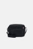 Tommy Hilfiger CENTRAL MESSENGER UNISEX Across body bag black CENTRAL MESSENGER UNISEX Сумка через плечо черный