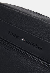 Tommy Hilfiger CENTRAL MESSENGER UNISEX Across body bag black CENTRAL MESSENGER UNISEX Сумка через плечо черный