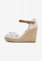 Tommy Hilfiger SEERSUCKER Wedge sandals seersucker soothing pink SEERSUCKER Босоножки на танкетке Сирсакер успокаивающий розовый
