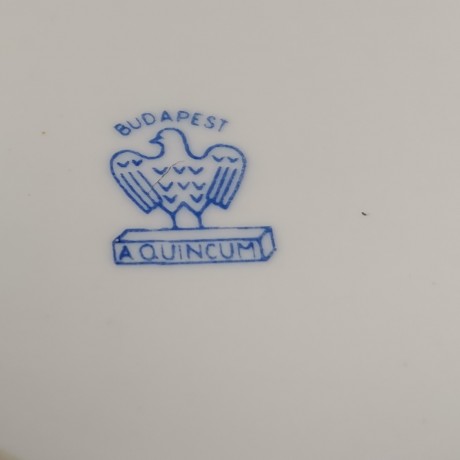 Aquincum Budapest, Аквинкум Будапешт Шкатулка фарфоровая с розовым букетом и  позолоченным ободком, диаметр 10см, Венгрия 1960-65гг. 