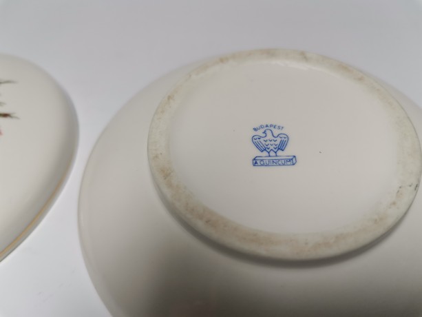 Aquincum Budapest, Аквинкум Будапешт Шкатулка фарфоровая с розовым букетом и  позолоченным ободком, диаметр 10см, Венгрия 1960-65гг. 