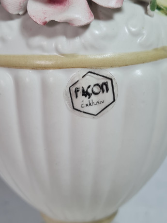 Ваза винтажная FKON с объемной розой, с двумя ручками, керамика, 21 см, Италия, 1960-70гг.