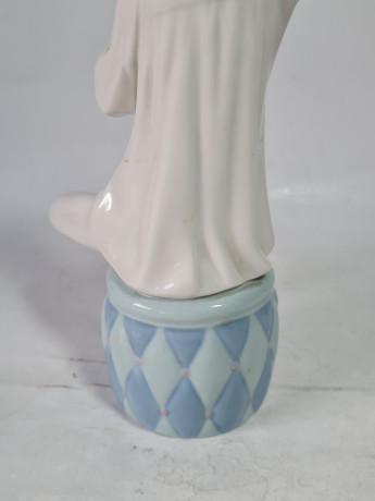 Статуэтка винтажная Liadro "Мальчик с расческой", ручная работа, фарфор, 21 см, Испания, 1970-80гг.