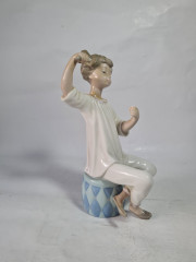 Статуэтка винтажная Liadro "Мальчик с расческой", ручная работа, фарфор, 21 см, Испания, 1970-80гг.