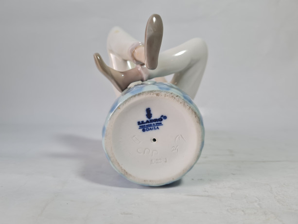 Статуэтка винтажная Liadro "Мальчик с расческой", ручная работа, фарфор, 21 см, Испания, 1970-80гг.