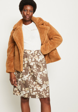 Tommy Hilfiger SLIM GOLD C-NK SS Print T-shirt ecru SLIM GOLD C-NK SS Футболка с принтом экрю