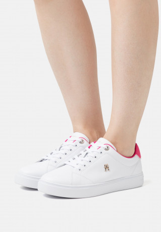 Tommy Hilfiger ELEVATED ESSENTIAL COURT  Trainers white/bright cerise pink ПОВЫШЕННЫЙ ESSENTIAL COURT Кроссовки белый/ярко-вишнево-розовый