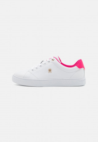 Tommy Hilfiger ELEVATED ESSENTIAL COURT  Trainers white/bright cerise pink ПОВЫШЕННЫЙ ESSENTIAL COURT Кроссовки белый/ярко-вишнево-розовый