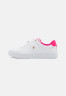 Tommy Hilfiger ELEVATED ESSENTIAL COURT  Trainers white/bright cerise pink ПОВЫШЕННЫЙ ESSENTIAL COURT Кроссовки белый/ярко-вишнево-розовый