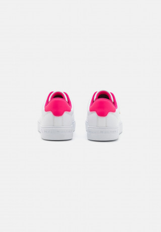 Tommy Hilfiger ELEVATED ESSENTIAL COURT  Trainers white/bright cerise pink ПОВЫШЕННЫЙ ESSENTIAL COURT Кроссовки белый/ярко-вишнево-розовый