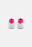 Tommy Hilfiger ELEVATED ESSENTIAL COURT  Trainers white/bright cerise pink ПОВЫШЕННЫЙ ESSENTIAL COURT Кроссовки белый/ярко-вишнево-розовый