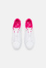 Tommy Hilfiger ELEVATED ESSENTIAL COURT  Trainers white/bright cerise pink ПОВЫШЕННЫЙ ESSENTIAL COURT Кроссовки белый/ярко-вишнево-розовый