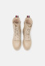 Tommy Hilfiger LACE UP BOOTIES Platform ankle boots beige БОТИНКИ НА ШНУРОВКЕ Ботильоны на платформе бежевый